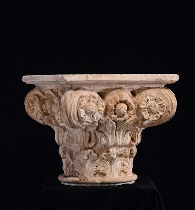 Coppia di Grandi Capitelli in Pietra in Stile Composito. Lapicida Rinascimentale Italiano del XVI...
