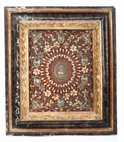 Reliquiario in Papier-rolle Entro Cornice in Legno Dipinto a Marmorizzazione e Intagliata con Mot...