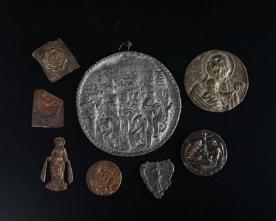 Gruppo di Otto Placchette in Vari Metalli Fusi, Sbalzati e Cesellati. Manifatture dal XVII al XX ...