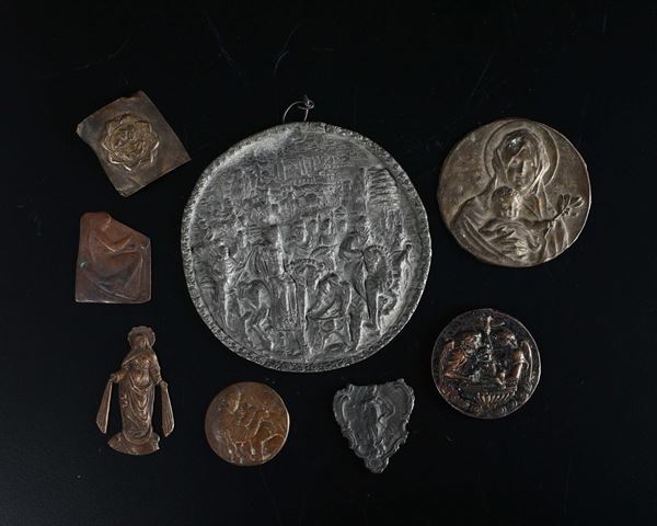 Group of eight plaquettes in various metals, molten, tossed and chiseled. Manufactures from the 17th to the 20th century