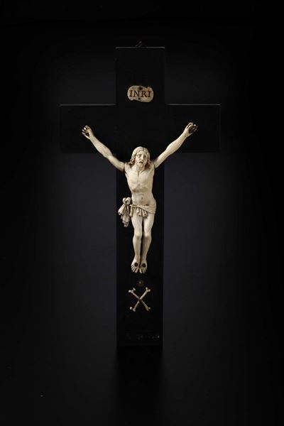 Cristo Vivo in Avorio Scolpito e Legno Ebanizzato. Scultore D’oltralpe del XVIII Secolo