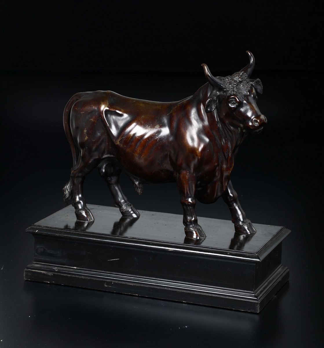 Toro in Bronzo Fuso e Cesellato. Bronzista Francese o Fiammingo del XVIII Secolo