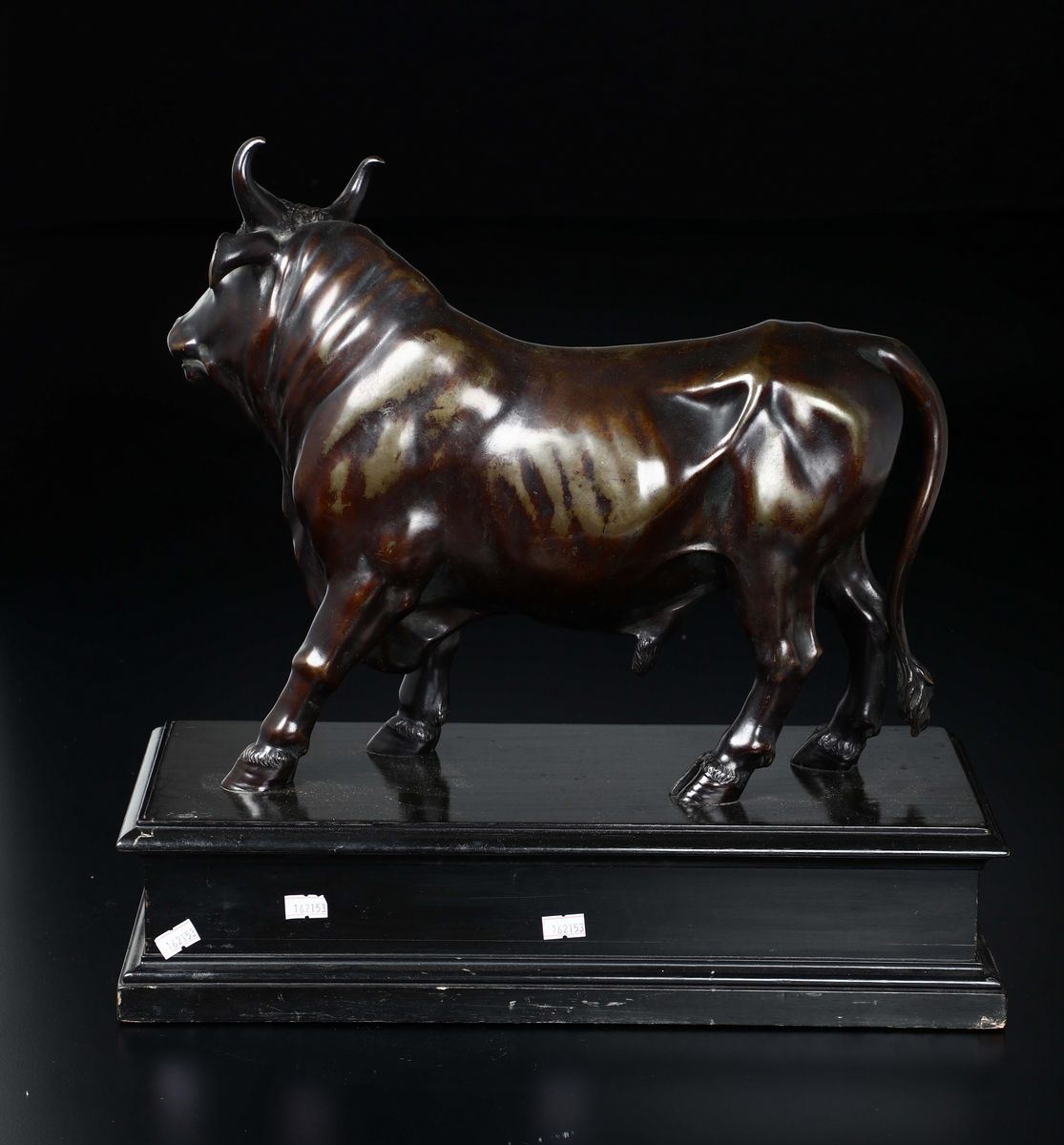 Toro in Bronzo Fuso e Cesellato. Bronzista Francese o Fiammingo del XVIII Secolo