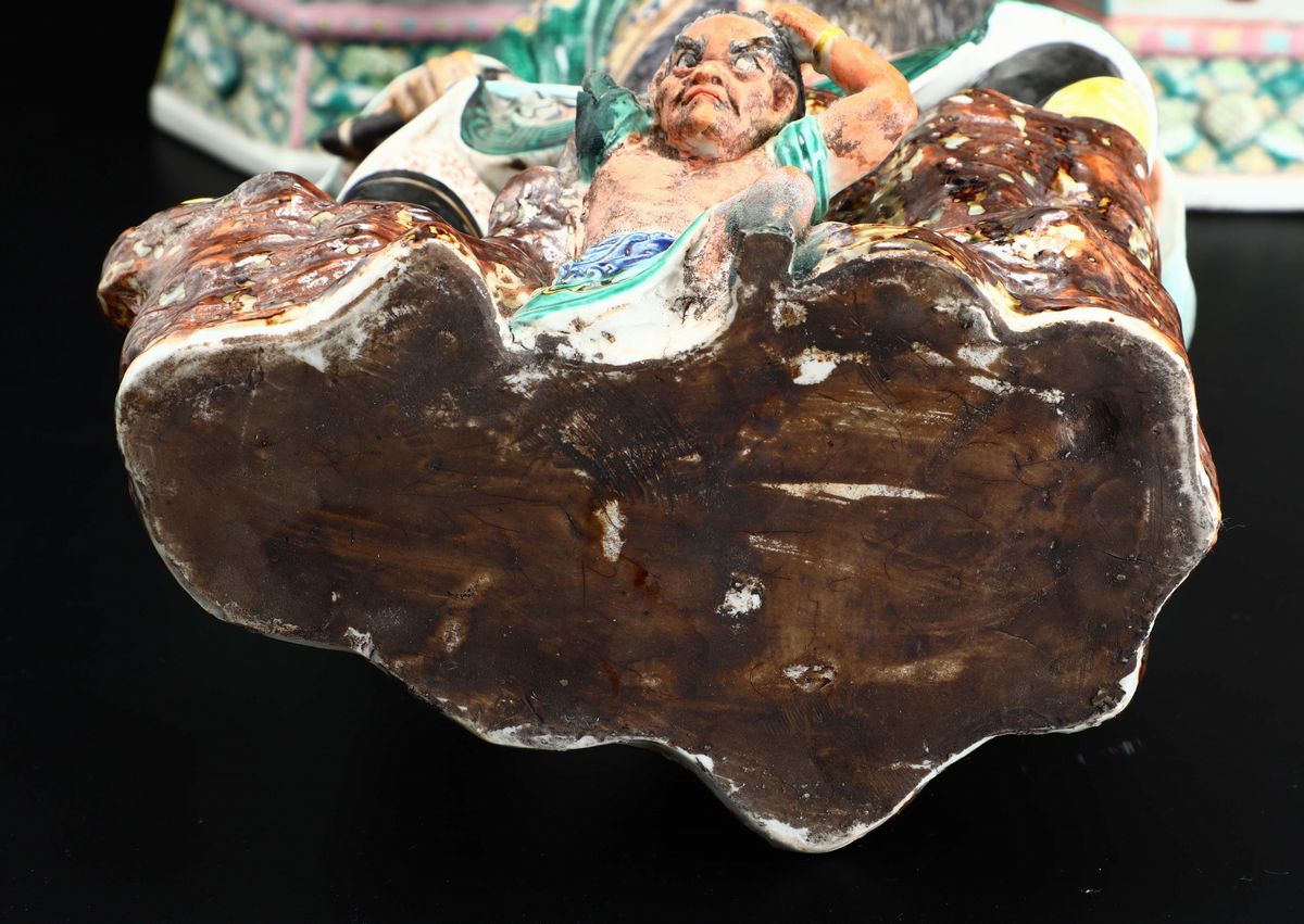 Figura di Dignitario Sopra Roccia in Porcellana a Smalti Policromi, Kutani, Giappone, Epoca Meiji...