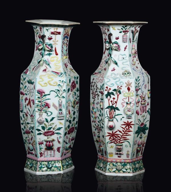 Coppia di vasi a pianta esagonale in porcellana Famiglia Rosa con decoro naturalistico a rilievo, Cina, Dinastia Qing, XIX secolo