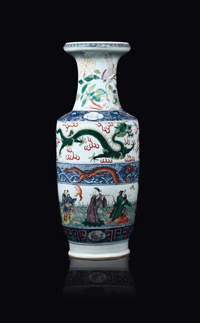 Vaso in Porcellana a Smalti Policromi con Draghi, Guanyin e Dignitari Festanti, Cina, Dinastia Qi...