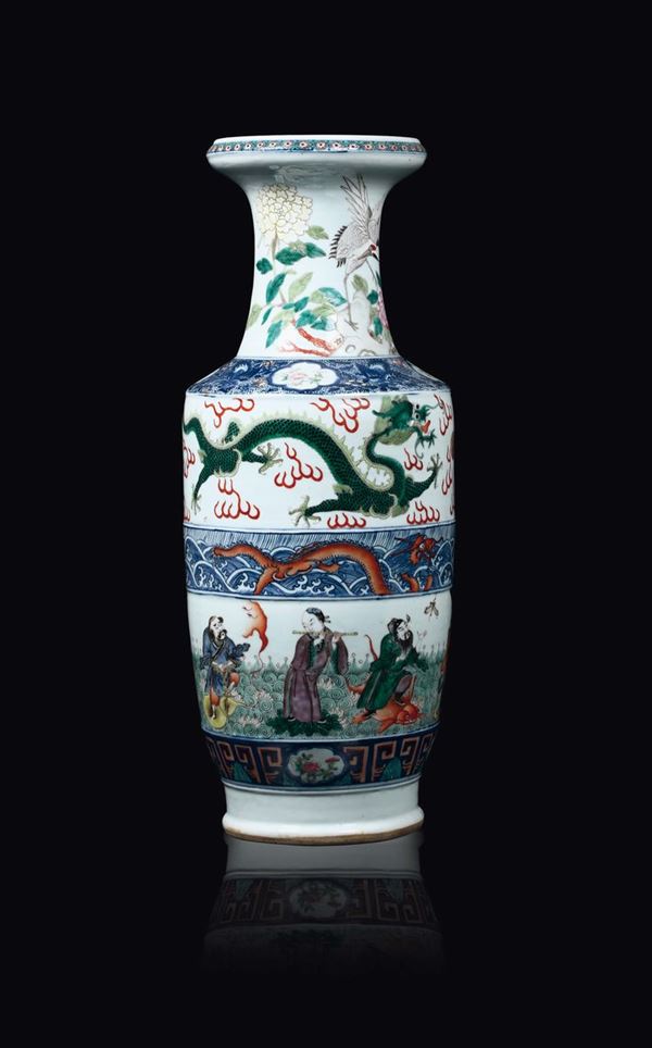 Vaso in porcellana a smalti policromi con draghi, Guanyin e dignitari festanti, Cina, Dinastia Qing, inizio XIX secolo
