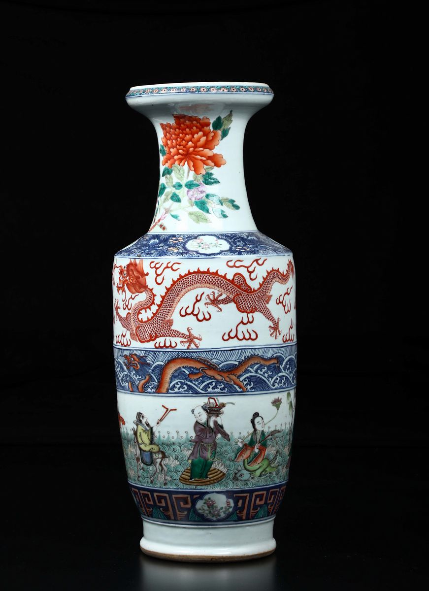 Vaso in Porcellana a Smalti Policromi con Draghi, Guanyin e Dignitari Festanti, Cina, Dinastia Qi...