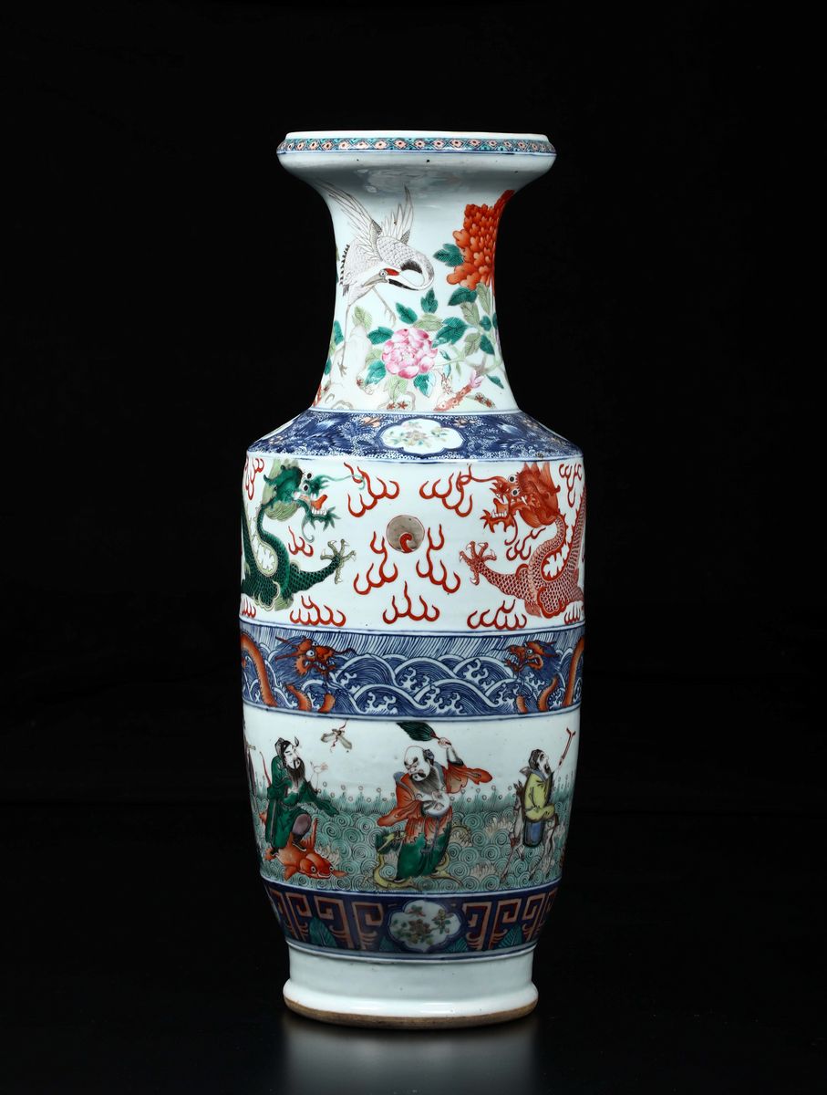 Vaso in Porcellana a Smalti Policromi con Draghi, Guanyin e Dignitari Festanti, Cina, Dinastia Qi...