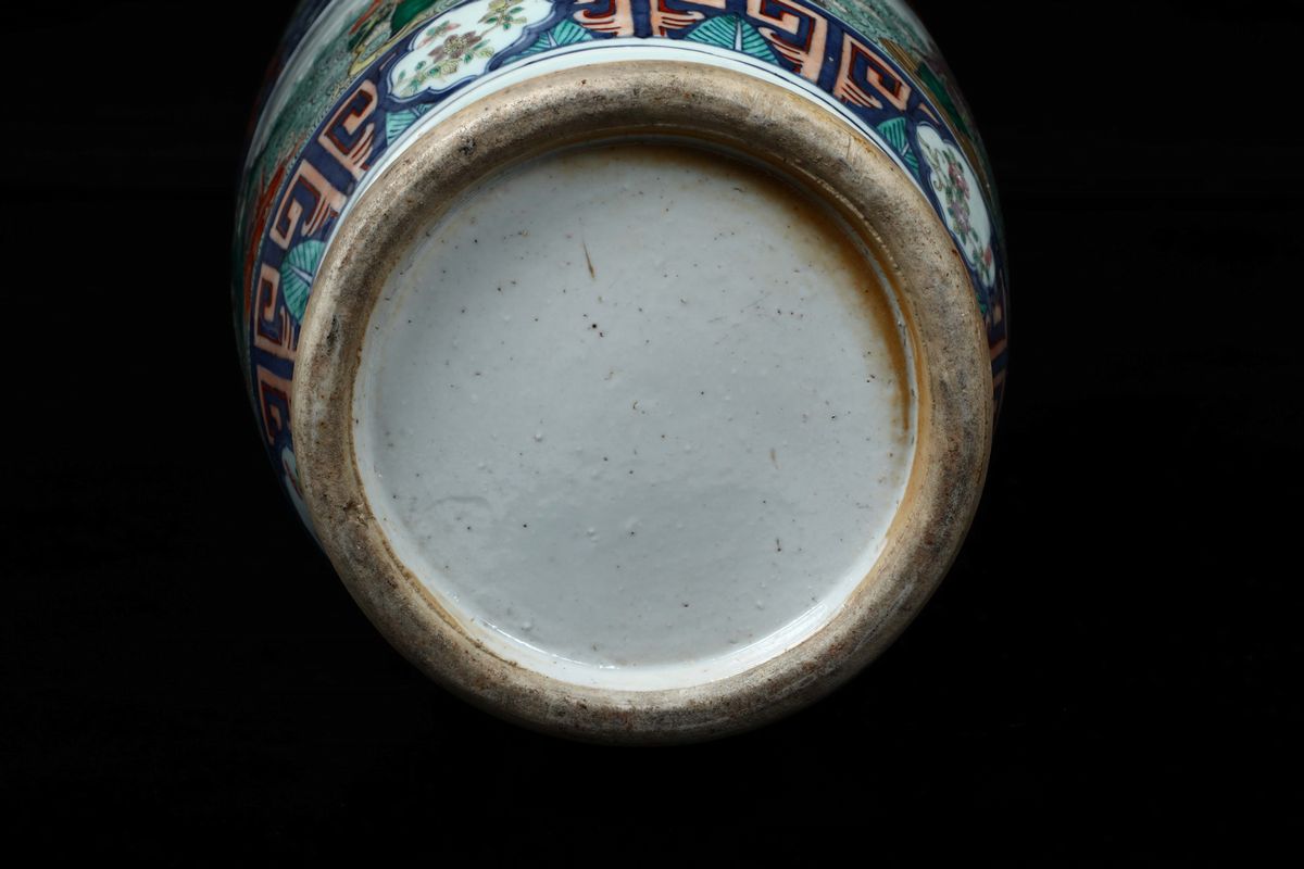 Vaso in Porcellana a Smalti Policromi con Draghi, Guanyin e Dignitari Festanti, Cina, Dinastia Qi...