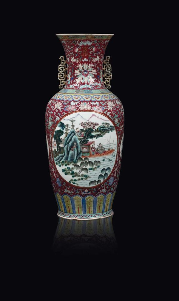 Vaso in porcellana Famiglia Rosa a fondo bordeaux con scene di vita comune ed iscrizioni entro riserve, Cina, Dinastia Qing, XIX secolo