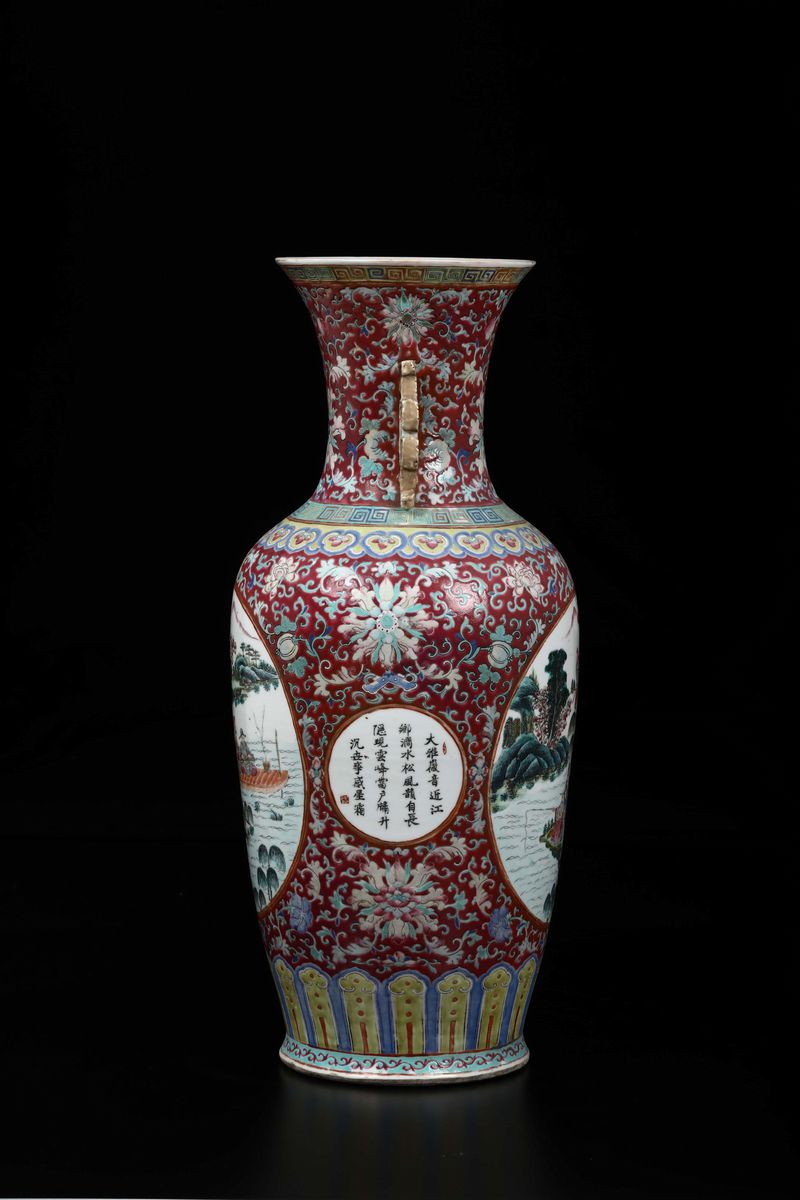 Vaso in Porcellana Famiglia Rosa a Fondo Bordeaux con Scene di Vita Comune ed Iscrizioni Entro Ri...