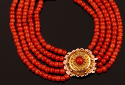 Collana Composta da Cinque Fili di Corallo
