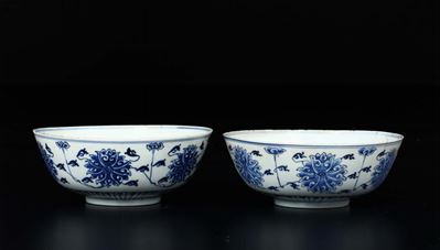 Coppia di Ciotole in Porcellana Bianca e Blu a Decoro Floreale, Cina, Dinastia Qing, XIX Secolo