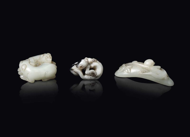 Three white and russet jade groups of dogs and a monkey on a leaf, China, 20th century  - Auction Fine Chinese Works of Art - Cambi Casa d'Aste