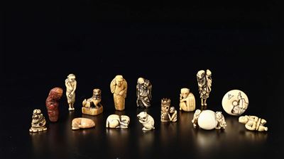 Lotto di Quindici Piccoli Avori Scolpiti Raffiguranti Personaggi ed Animali, Giappone, Inizio XX ...
