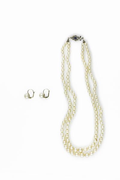 Lotto Composto da una Collana a Due Fili di Perle ed un Paio di Orecchini con Perle