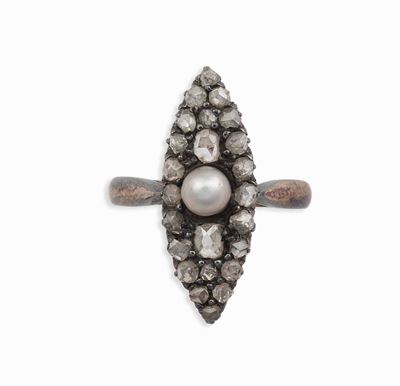 Anello a Marquise con Diamanti di Vecchio Taglio ed una Perla