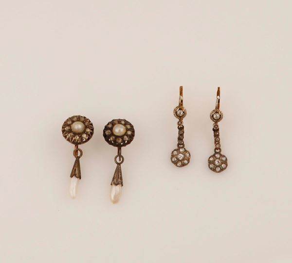 Lotto composto da due paia di orecchini pendenti con rosette di diamante e perle