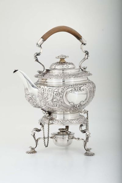 Samovar in Argento con Decoro a Volute ed Elementi Vegetali, Inghilterra Inizio XX Secolo