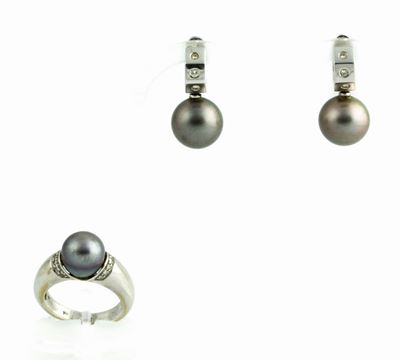 Parure Composta da Orecchini ed Anello con Perle Grigie e Piccoli Diamanti