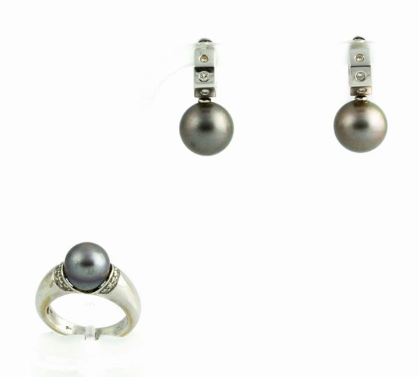Parure composta da orecchini ed anello con perle grigie e piccoli diamanti