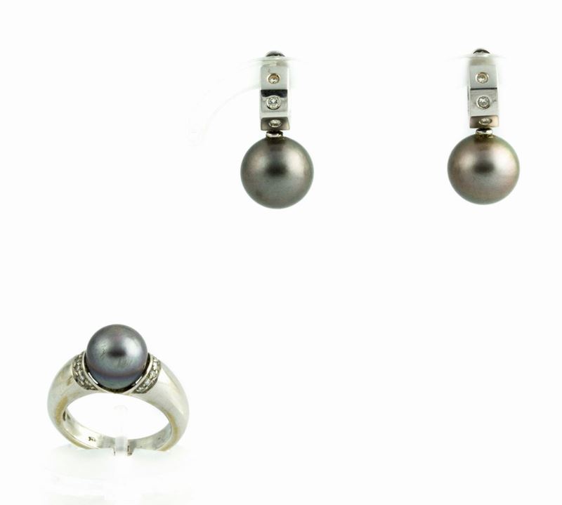 Parure composta da orecchini ed anello con perle grigie e piccoli diamanti  - Asta Vintage, Gioielli e Bijoux - Cambi Casa d'Aste