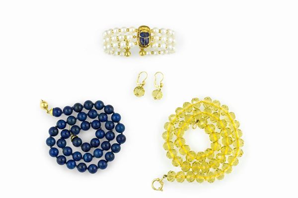 Lotto composto da bracciale con perle e scarabeo, girocollo in sodalite ed una parure composta da girocollo ed orecchini con quarzo citrino