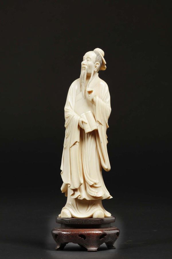 Figura di saggio con pergamena scolpito in avorio, Cina, inizio XX secolo
