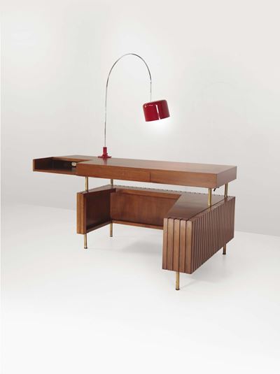 Scrivania in Legno con Dettagli in Ottone.