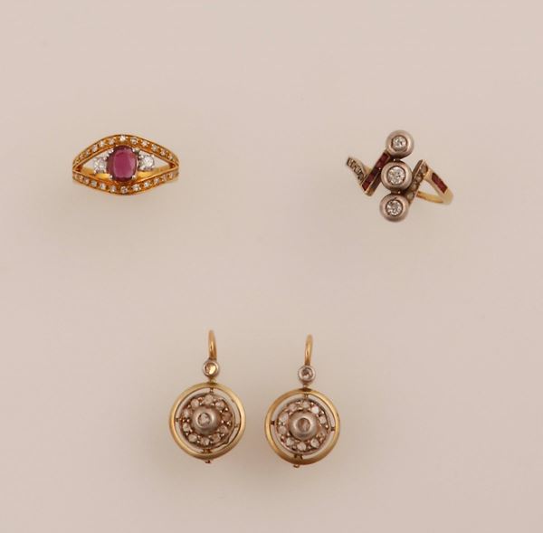 Lotto composto da due anelli ed un paio di orecchini con diamanti e rubini