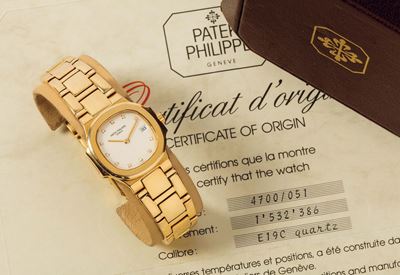 Patek Philippe, Genève, Nautilus, Ref. 4700. Orologio da Polso, da Donna, in Oro Giallo 18k e Bri...