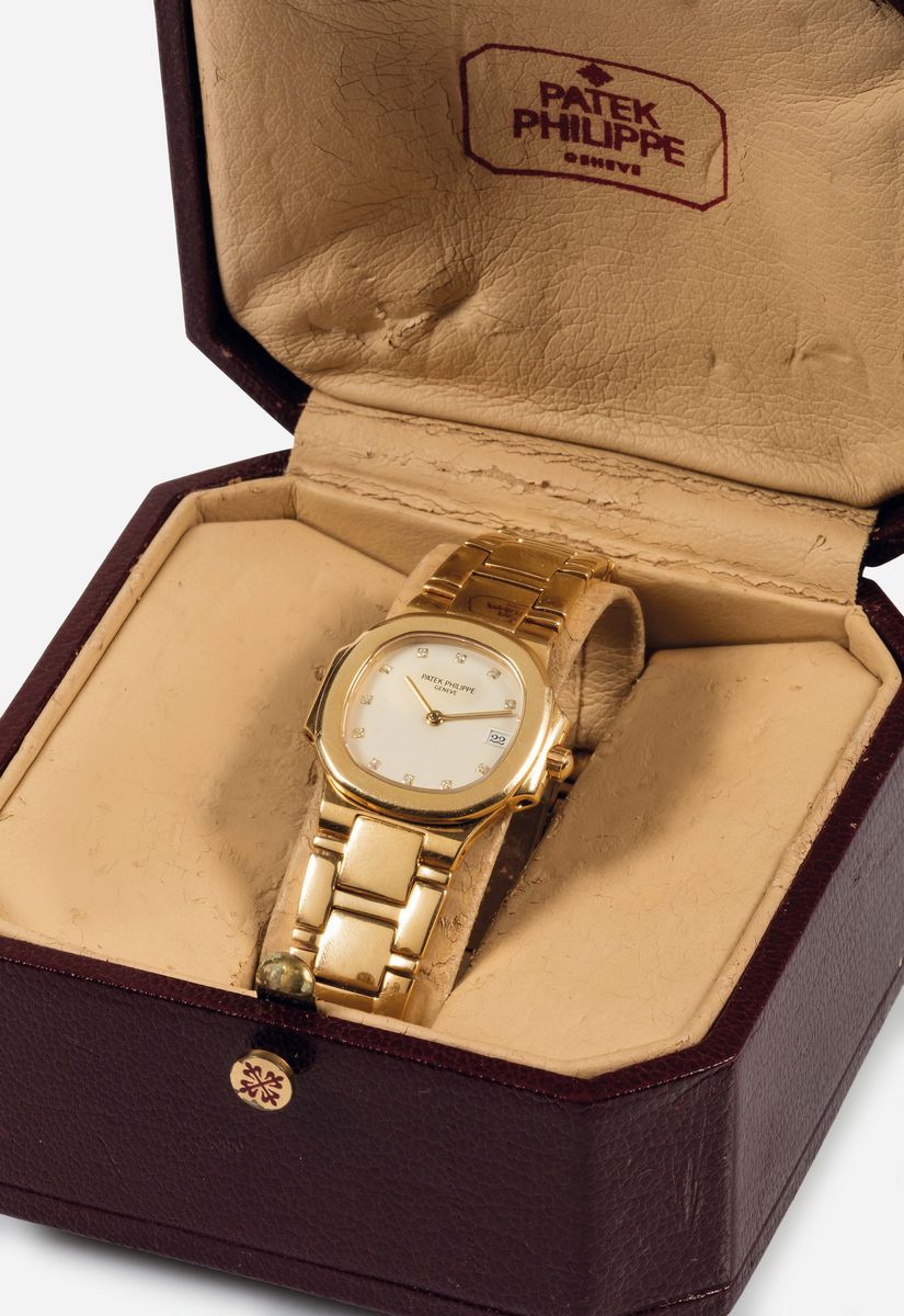 Patek Philippe, Genève, Nautilus, Ref. 4700. Orologio da Polso, da Donna, in Oro Giallo 18k e Bri...