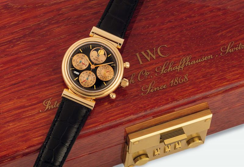 IWC, International Watch Co, Schaffhausen, Da Vinci Italien, No.42/120, case No. 2418692, Very fine, self-winding, water-resistant, 18K pink  gold wristwatch with round button chronograph, registers, secular perpetual calendar, moon phases and an 18K pink gold IWC buckle. Accompanied by the original fitted box, warranty, instruction booklets. Made in a limited edition of 120 pieces in 1988 for IWC Anniversary.  - Auction Watches and Pocket Watches - Cambi Casa d'Aste