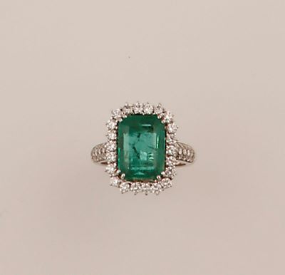 Anello con Smeraldo Taglio Ottagonale Ct 5,85 con Diamanti a Contorno