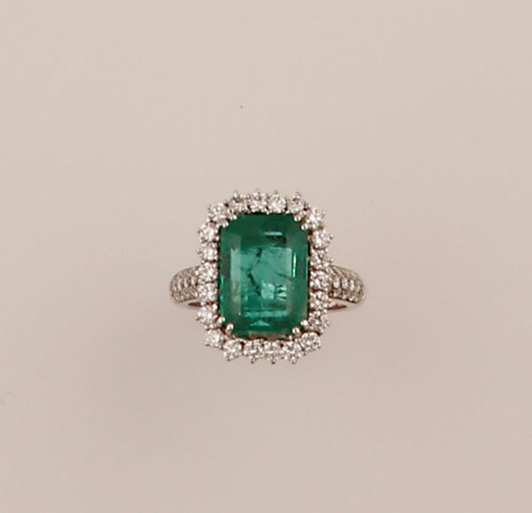 Anello con smeraldo taglio ottagonale ct 5,85 con diamanti a contorno