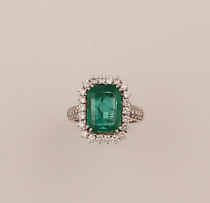 Anello con smeraldo taglio ottagonale ct 5,85 con diamanti a contorno  - Asta Vintage, Gioielli e Bijoux - Cambi Casa d'Aste