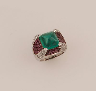 Anello con Smeraldo Taglio Cabochon di Ct 7,68 e Zaffiri Rosa