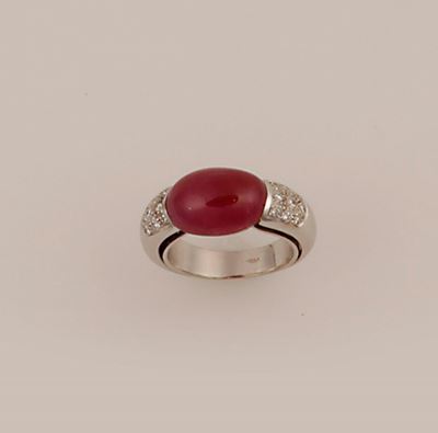 Anello con Rubino Taglio Cabochon di Ct 10,00 e Diamanti