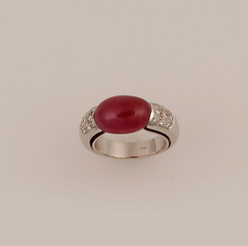 Anello con rubino taglio cabochon di ct 10,00 e diamanti  - Auction Vintage, Jewels and Bijoux - Cambi Casa d'Aste