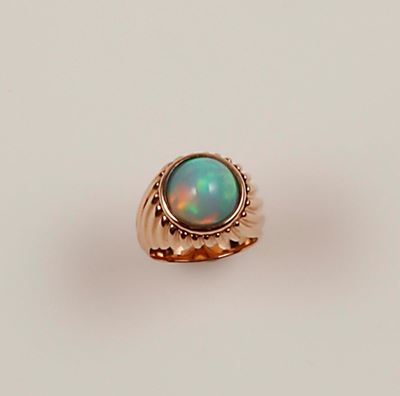 Anello con Opale Taglio Cabochon di Ct 4,46