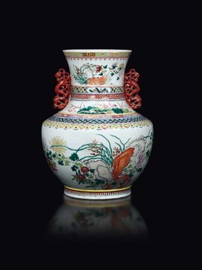 Vaso in Porcellana a Smalti Policromi a Decoro Naturalistico con Anse Rosse a Guisa di Fenici Sti...