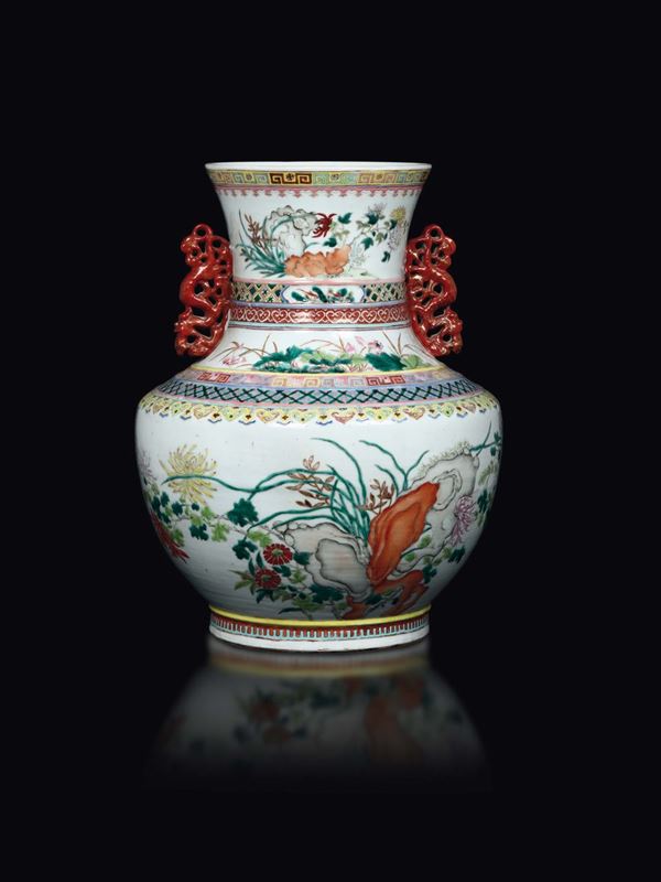 Vaso in porcellana a smalti policromi a decoro naturalistico con anse rosse a guisa di fenici stilizzate, Cina, Dinastia Qing, marchio e del periodo Guangxu (1875-1908)
