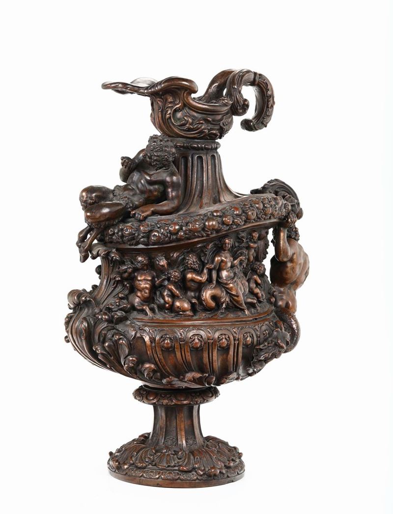 Grande versatoio in rame sbalzato con satiri, putti e scena di baccanale, XIX secolo  - Asta Antiquariato - II - Cambi Casa d'Aste