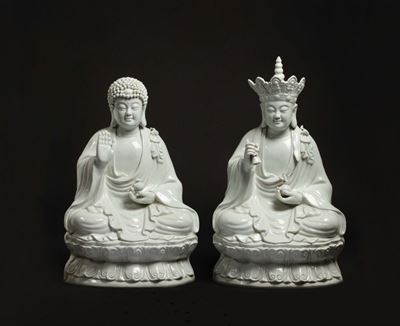 Due Figure di Buddha in Porcellana Blanc De Chine Sedute su Doppio Fiore di Loto, Cina, XX Secolo