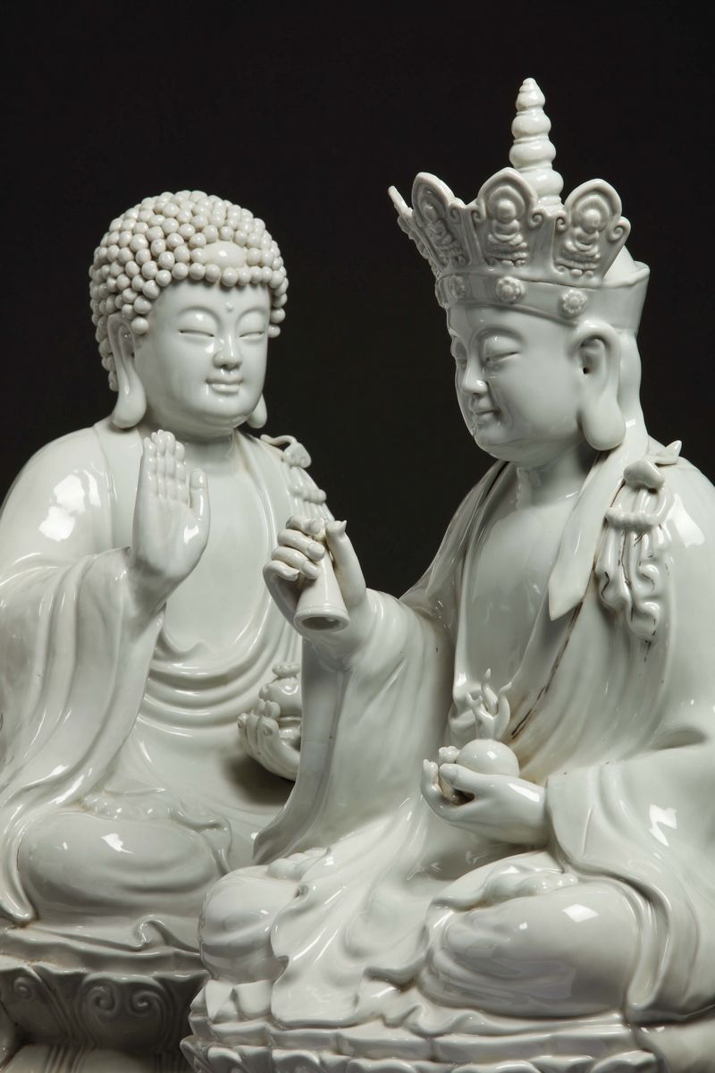 Due Figure di Buddha in Porcellana Blanc De Chine Sedute su Doppio Fiore di Loto, Cina, XX Secolo