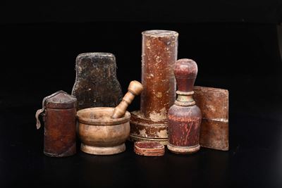 Gruppo di Oggetti e Custodie in Legno Tornito, Dipinto e Pelle XVIII-XIX Secolo