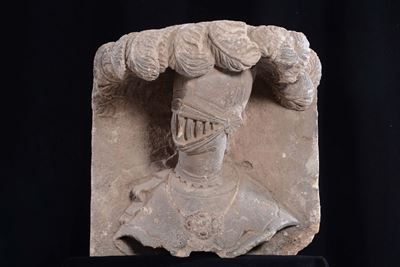 Stemma con Armatura e Cimiero in Pietra Calcarea con Tracce di Policromia. Scultore del XVII Seco...