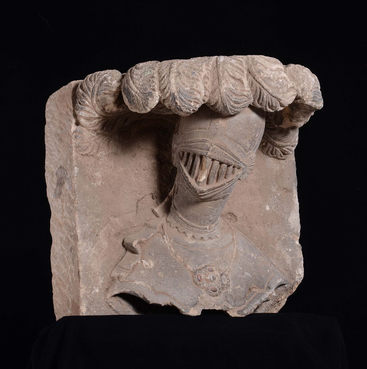 Stemma con Armatura e Cimiero in Pietra Calcarea con Tracce di Policromia. Scultore del XVII Seco...