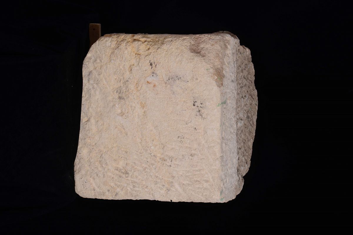 Stemma con Armatura e Cimiero in Pietra Calcarea con Tracce di Policromia. Scultore del XVII Seco...